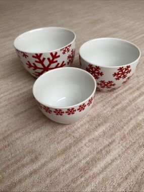 Crate and Barrel 3 Nesting Bowls White Red Nordic Snowflakes Ceramic Scandia